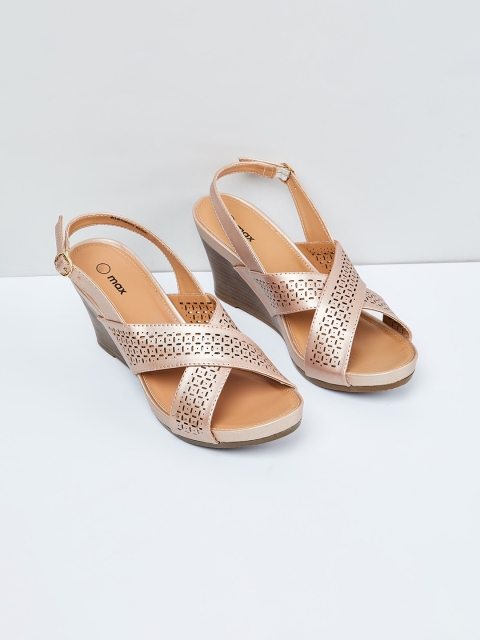 

max Women Beige Textured Wedges