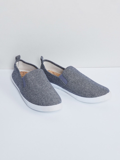 

max Men Grey Textured Slip-On Sneakers