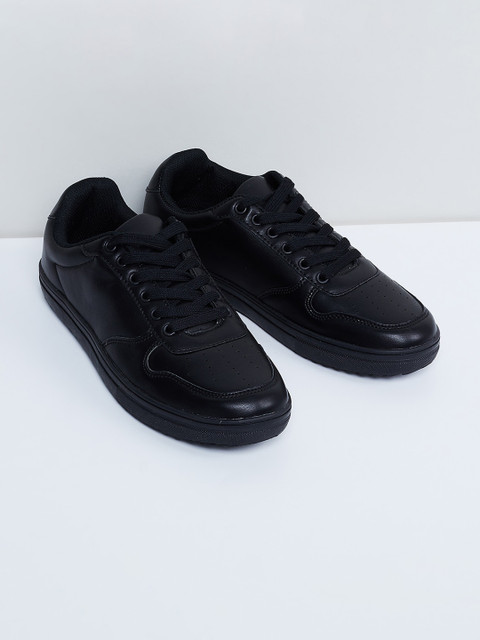 

max Men Black Solid Casual Sneakers