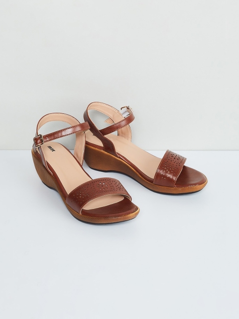 

max Women Brown Textured Wedges