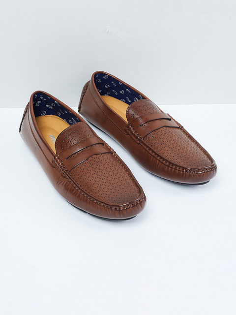 

max Men Tan Brown Textured Loafers