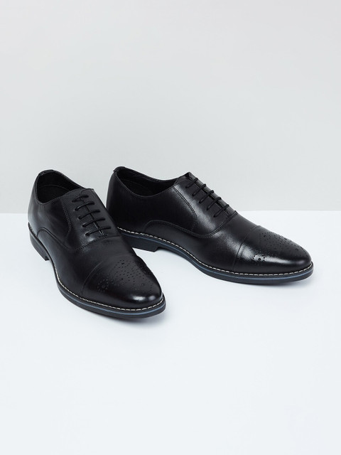 

max Men Black Textured Formal Oxfords