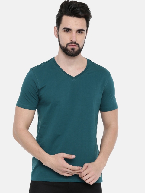 

IMYOUNG Men Green Solid V-Neck T-shirt