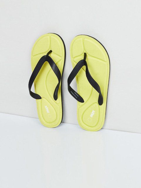 

max Men Black & Yellow Self Design Thong Flip-Flops