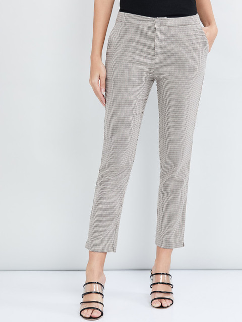 

max Women Off-White & Black Slim Fit Checked Cigarette Trousers