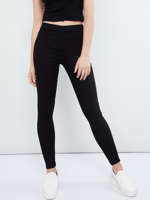 

max Women Black Solid Skinny-Fit Jeggings