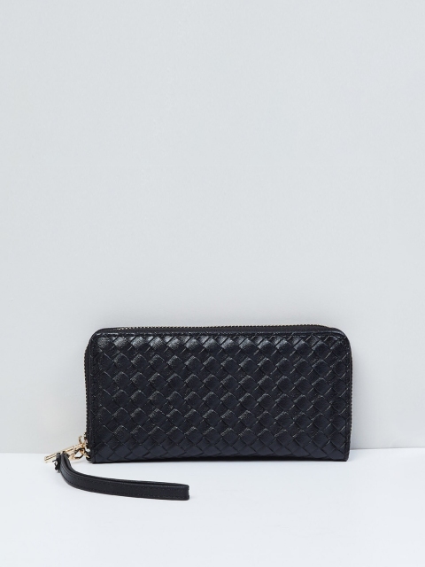 

max Women Black Solid Envelope