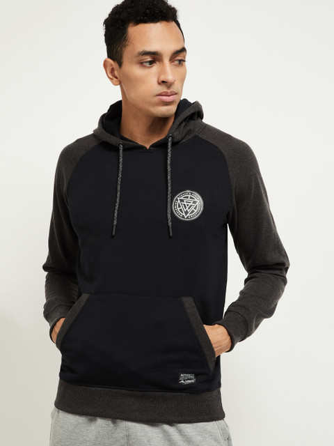 

max Men Black Solid Hooded Sweatshirt