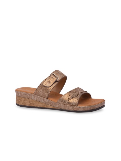 

Inc 5 Women Gold-Toned Textured Comfort Heels