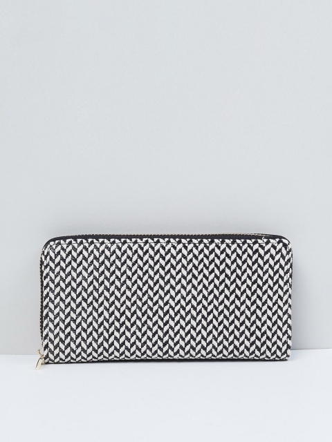 

max Women Black & White Woven Design Zip Around Wallet