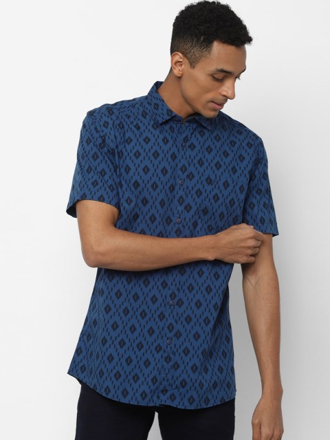 

Solly Jeans Co. Men Blue & Black Regular Fit Printed Casual Shirt
