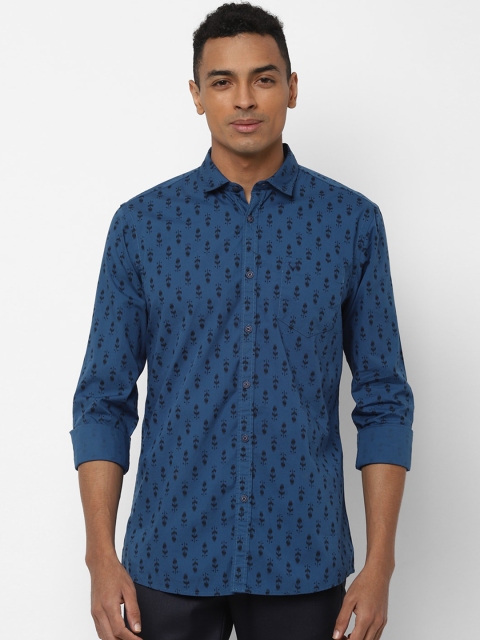 

Solly Jeans Co. Men Blue & Black Regular Fit Printed Casual Shirt