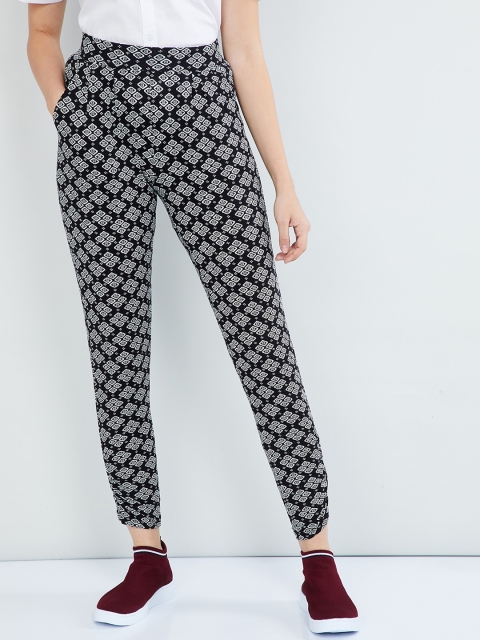 

max Women Black & White Slim Fit Printed Joggers