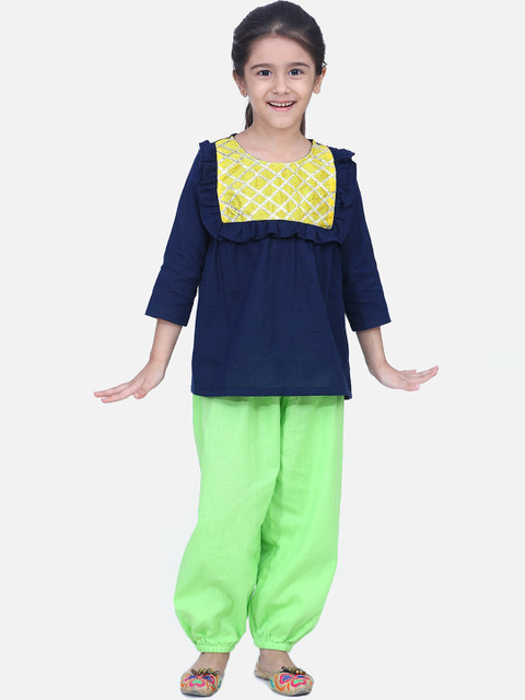 

BownBee Girls Blue & Green Embellished Kurta with Pyjamas