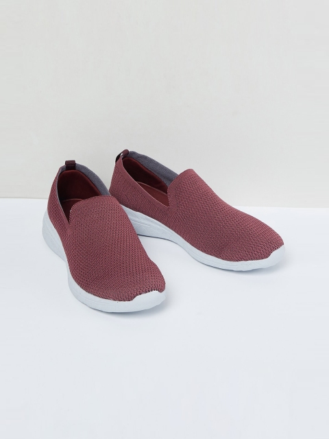 

max Women Maroon Walking Shoes