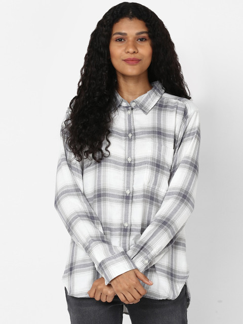 

AMERICAN EAGLE OUTFITTERS Women Grey & White Regular Fit Checked Casual Shirt