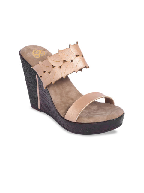 

Sole To Soul Women Peach-Coloured Solid Sandals