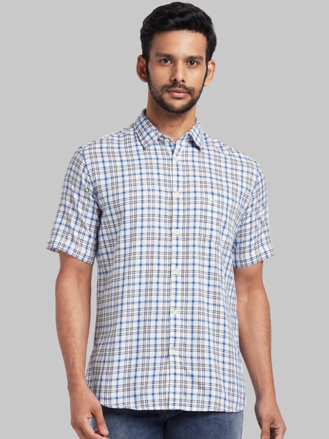 

Parx Men White & Blue Regular Fit Checked Casual Shirt