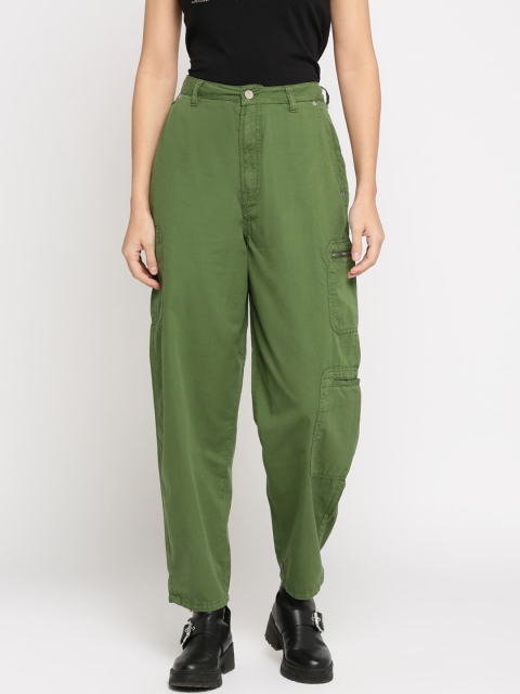 

Pepe Jeans Women Green Regular Fit Solid Regular Trousers