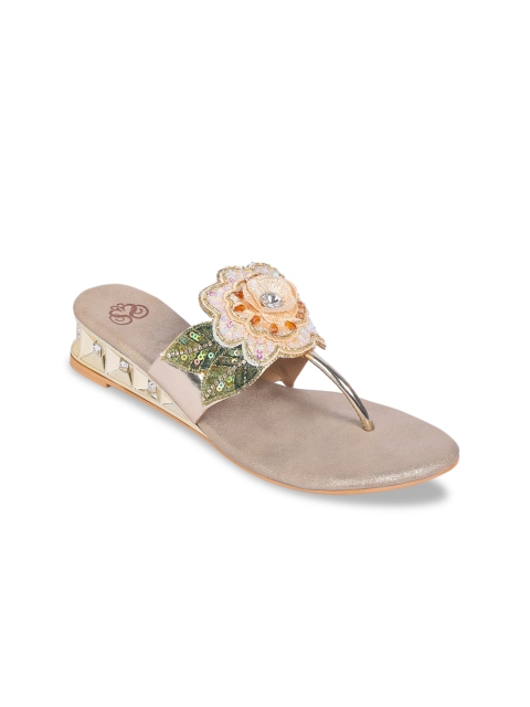 

Sole To Soul Women Gold-Toned & Green Embellished Wedges