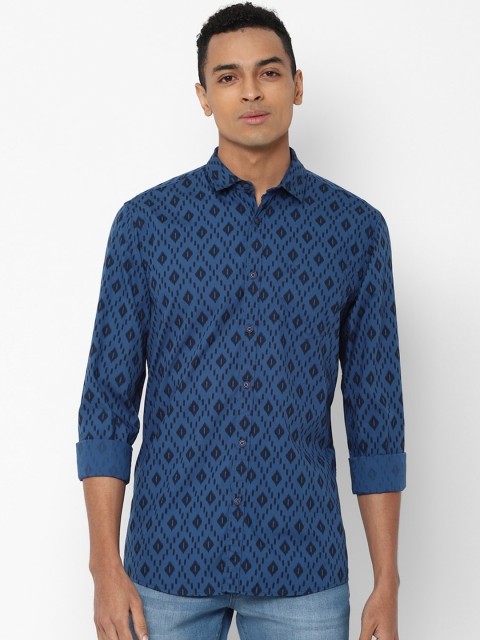 

Solly Jeans Co. Men Blue Regular Fit Printed Casual Shirt