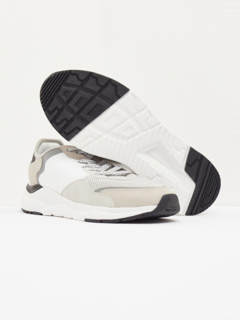 

shoexpress Men White Running Shoes