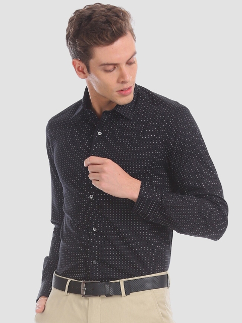 

Arrow Men Black & White Slim Fit Printed Formal Shirt