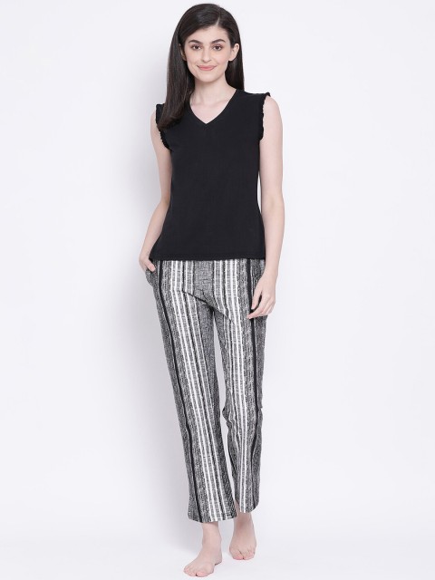

Clovia Women Black & Grey Printed Night Suit