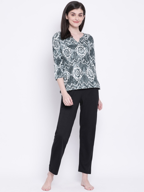 

Clovia Women Grey & Black Printed Night suit