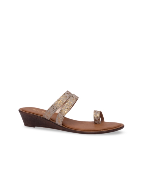 

Inc 5 Women Brown & Gold-Toned Textured Wedges