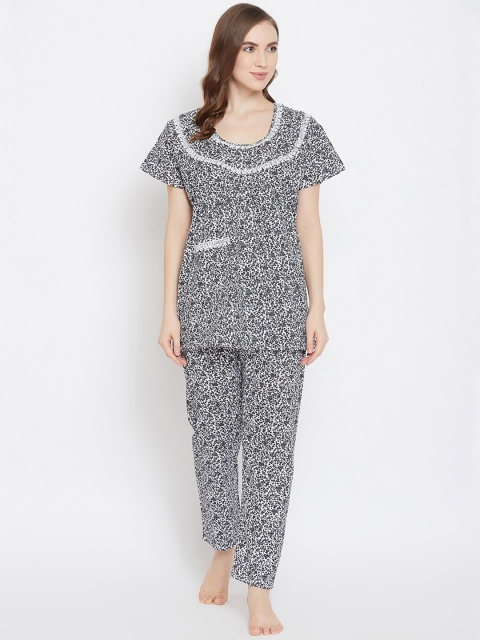 

Clovia Women Black & White Printed Night suit