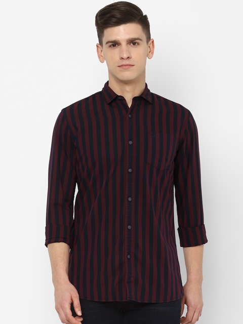 

Solly Jeans Co. Men Maroon & Navy Blue Regular Fit Checked Casual Shirt
