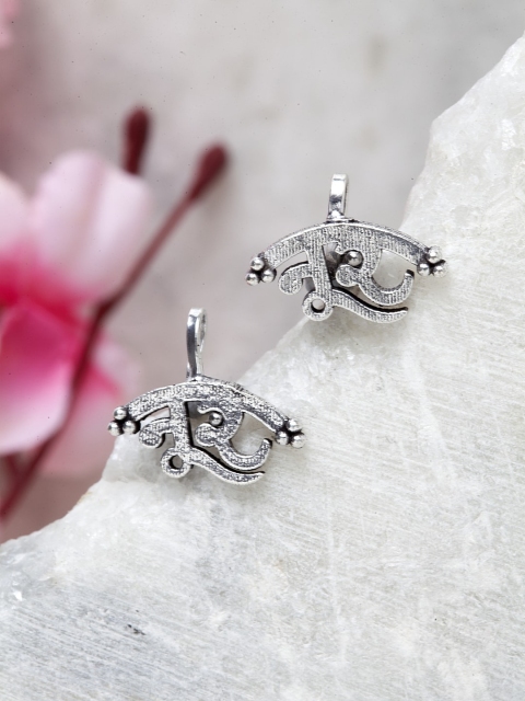 

Moedbuille Silver-Toned Contemporary Ear Cuff