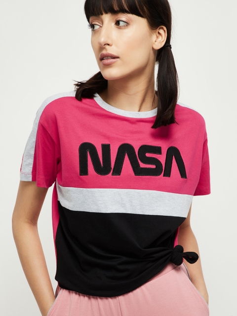 

max Women Black Colourblocked Round Neck T-shirt