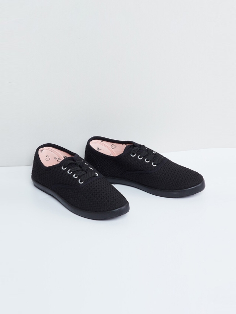 

max Women Black Sneakers