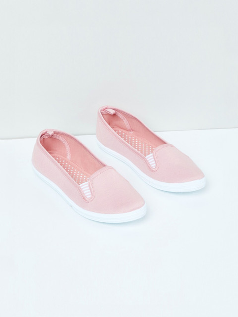

max Women Pink Slip-On Sneakers