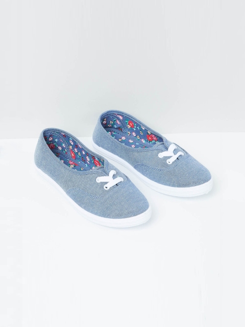 

max Women Blue Solid Denim Sneakers