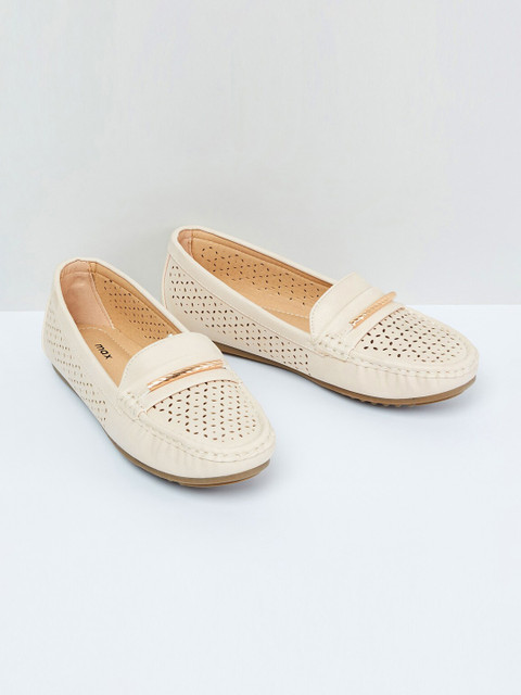 

max Women Beige Loafers