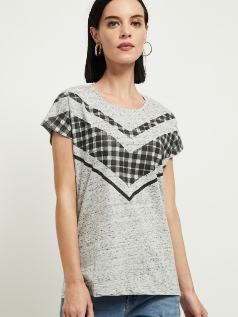 

max Women Grey & Black Checked Round Neck T-shirt