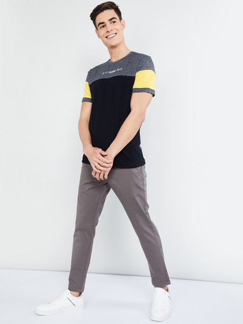 

max Men Black Colourblocked Round Neck T-shirt