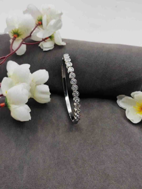 

Sia Art Jewellery Silver & White Bracelet