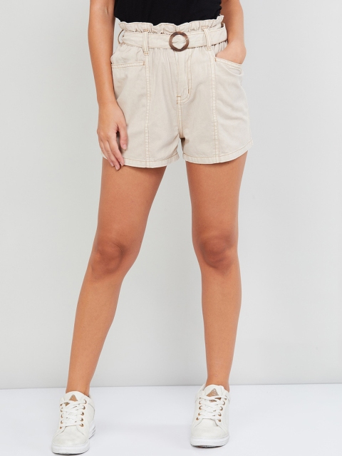 

max Women Off-White Solid Skinny Fit Regular Shorts