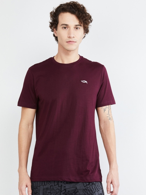 

max Men Burgundy Solid Round Neck T-shirt