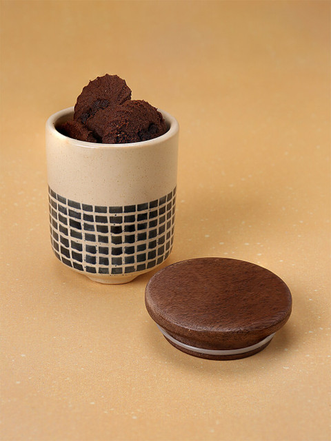 

ellementry Off White & Brown Mozaic Textured Dishwasher Safe Ceramic Jar with Wooden Lid