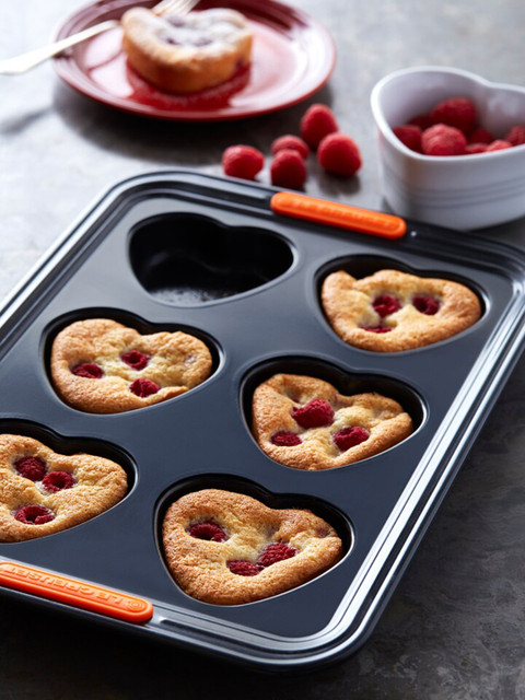 

LE CREUSET Black & Red Solid 6 Cup Heart Tray