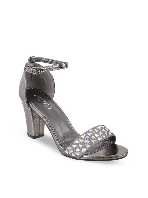 

Metro Women Grey Woven Design Sandals