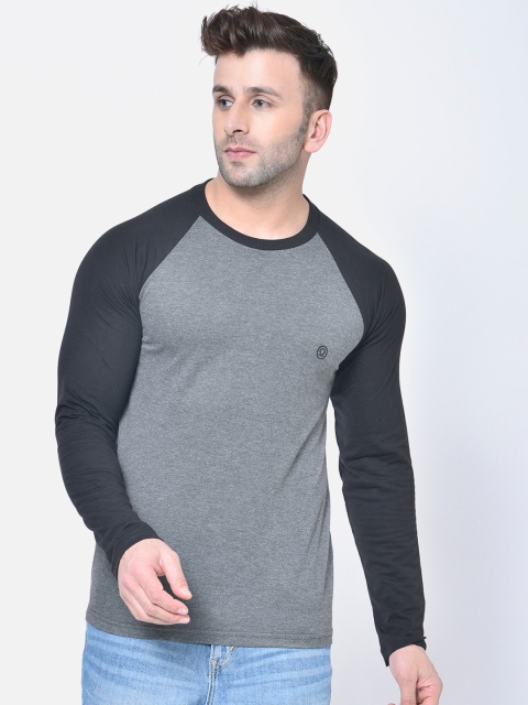 

Chkokko Men Grey Melange & Black Colourblocked Round Neck T-shirt
