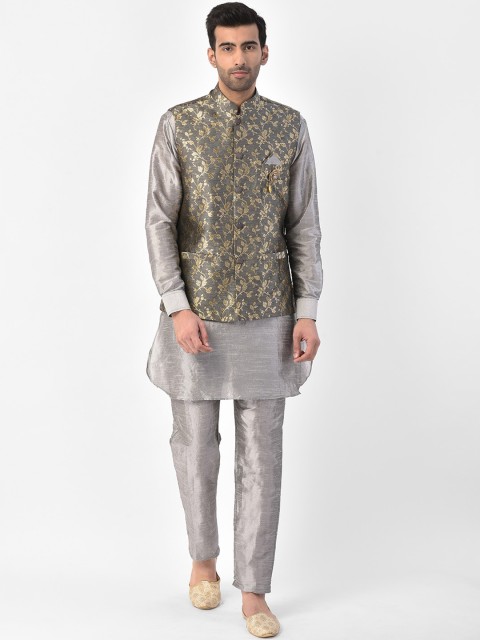 

SG LEMAN Men Silver-Toned Solid Kurta with Pyjamas