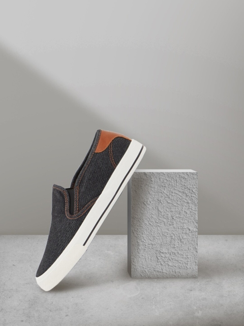 

shoexpress Men Black Solid Slip-On Sneakers