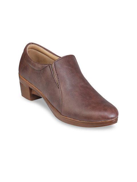 

TRASE Women Brown Solid Heeled Boots